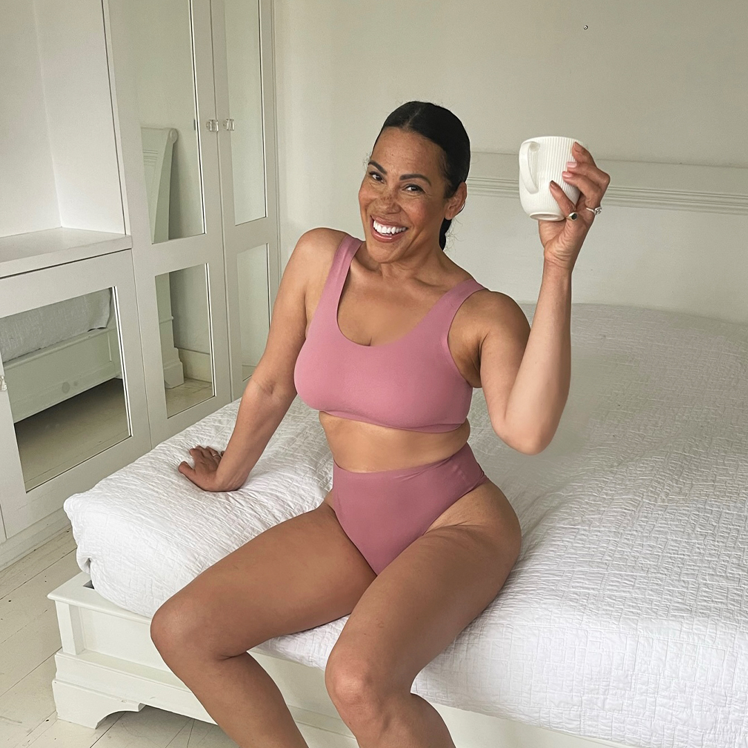 Fantasie1's tweet photo. Absolute comfort is the key to any good outfit. Karen wears our Smoothease bralette, now available in Rose. #FantasieLingerie #Smoothease
View the collection here: https://t.co/iNWRQjtVk9 https://t.co/DShrSnqe8e