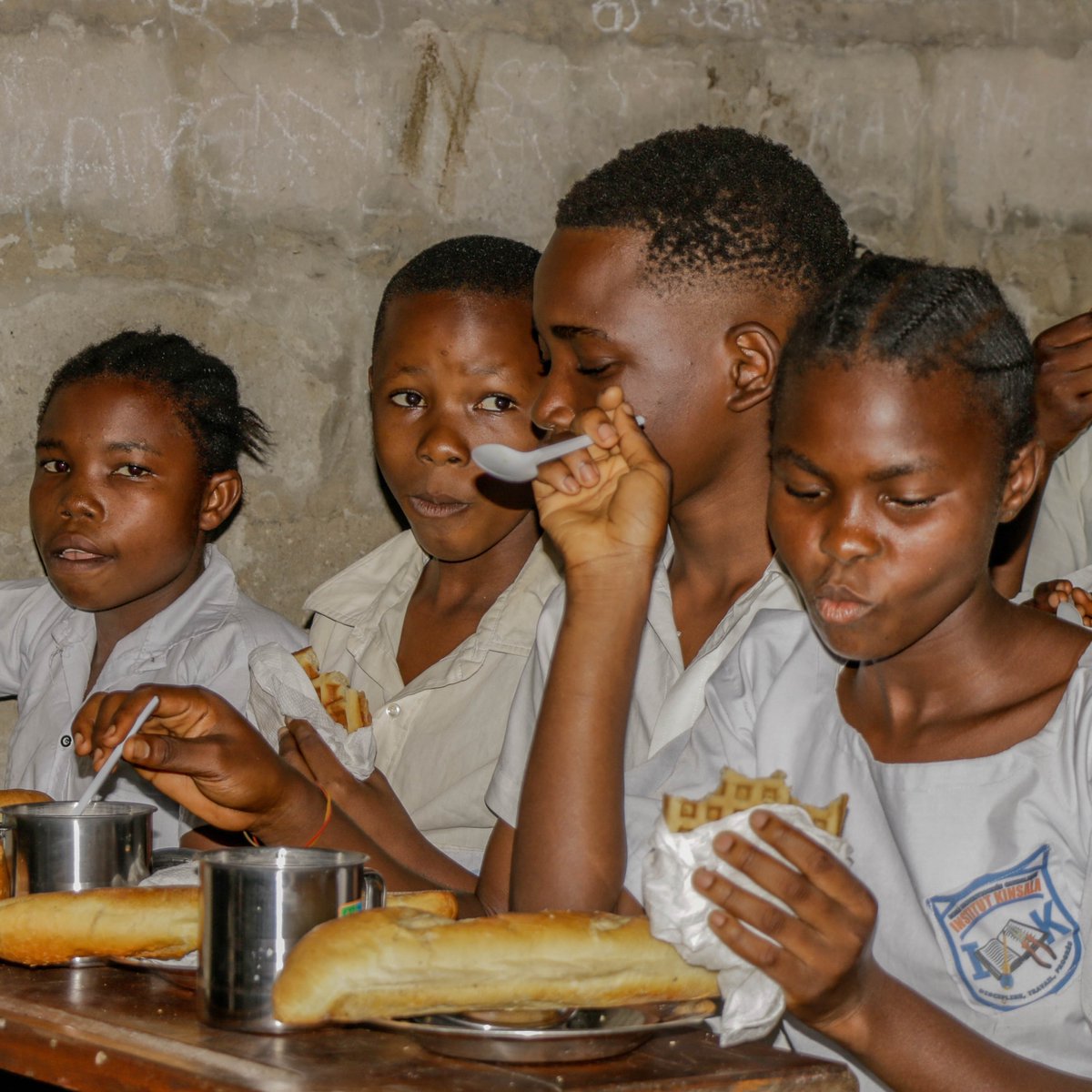 WFPDRC's tweet photo. En attendant le démarrage des cantines scolaires offertes par @ambagrouperdc, on savoure des snacks à base de farine de #manioc préparés par @RenaferRDC & accompagnés de lait du soja
C'est la #JournéedelAfrique2022
#AfricaDay2022 #nutrition @WFPDRC #madein243 #Congo https://t.co/UgrgvioO6e