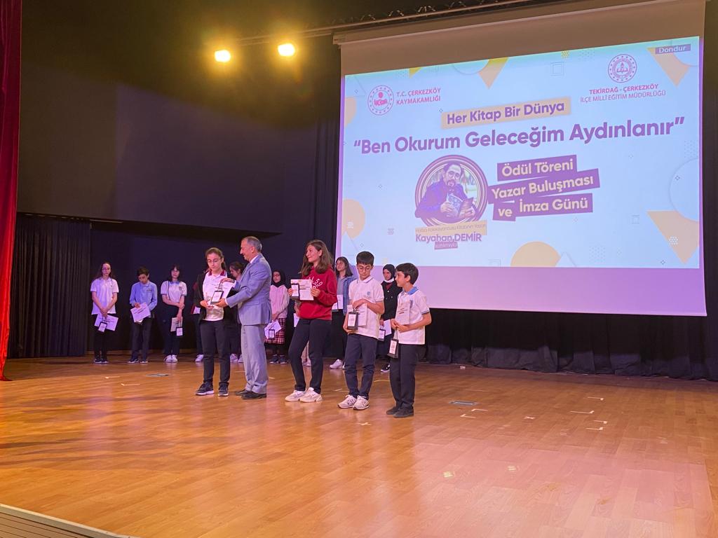 "Ben Okurum Geleceğim Aydınlanır" Projesi'nde 9.sınıf öğrencimiz Duru GÜRSOY  ilçe 1. oldu.Öğrencimizi tebrik ederken, öğrencilerimizi okuma projesine hazırlayan Türk Dili ve Edebiyatı zümresine teşekkür eder, başarılarınızın devamını dileriz. <a href="/ersanulusan/">Ersan Ulusan</a>