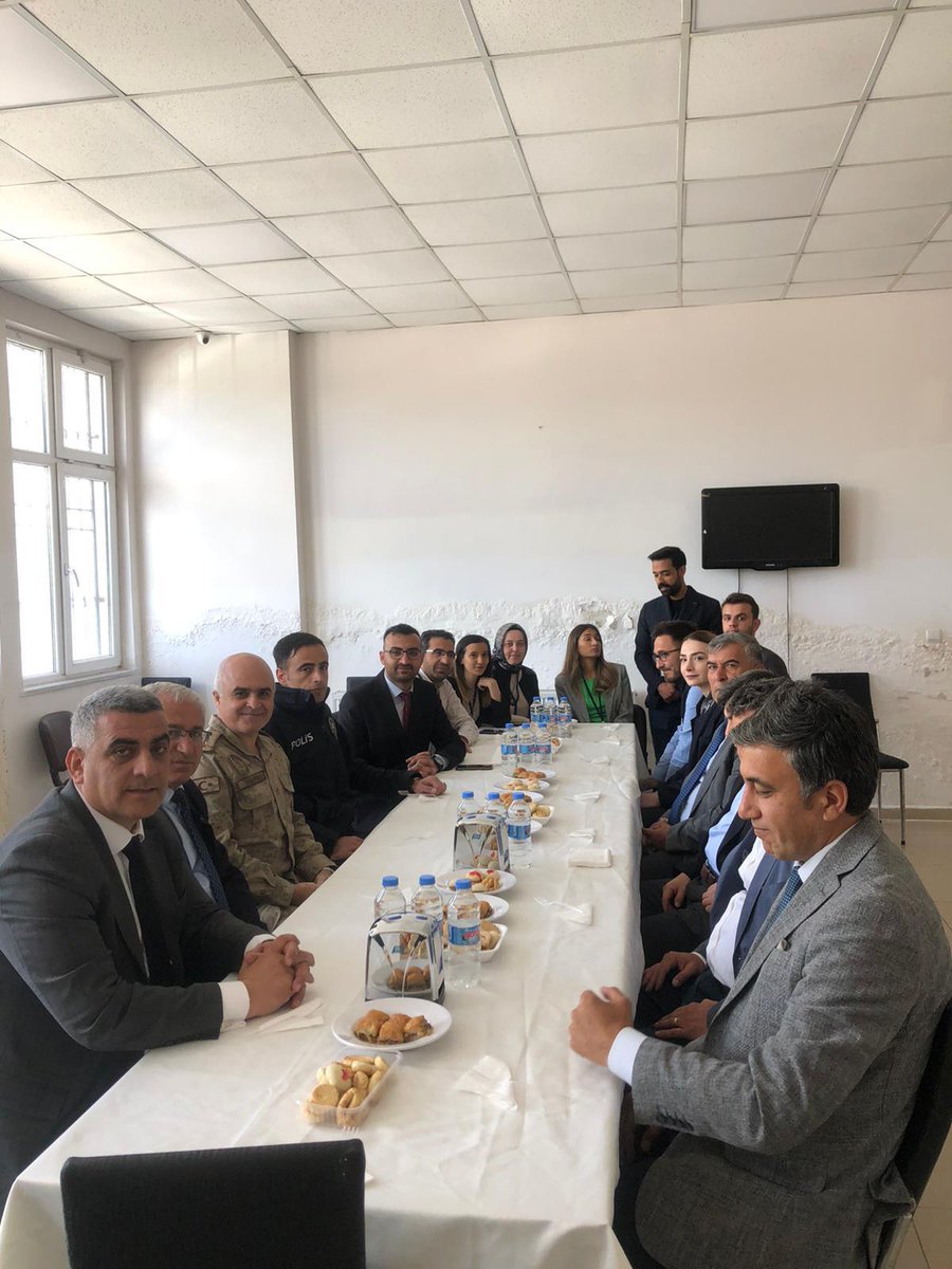 kigimem12's tweet photo. Bu gün Yatılı Bölge Orta Okulumuzun Tübitak 4006Bilim Fuarı sergisinin açılışını yaparak öğrenci ve öğretmenlerden projelerle ilgili bilgi alışverişinde bulunduk emeği geçenlere teşekkür ediyorum. 
@KigiKaymakam 
@bingolmem 
@halilyucel6060 
@kigimem
@halukcakan12 
@12AKINCI https://t.co/D3JJJDaTdq
