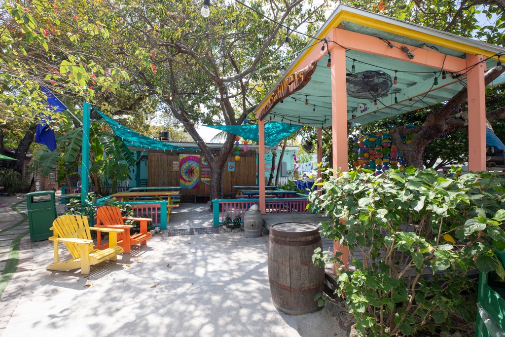 DistractionUM's tweet image. We know UM students love a good party, so if you’re still wondering where to go when the sun goes down, don’t worry—here are a few more of our favorite nightlife destinations in the Keys.
words_ @ photos_ @sydneyburnettphotography