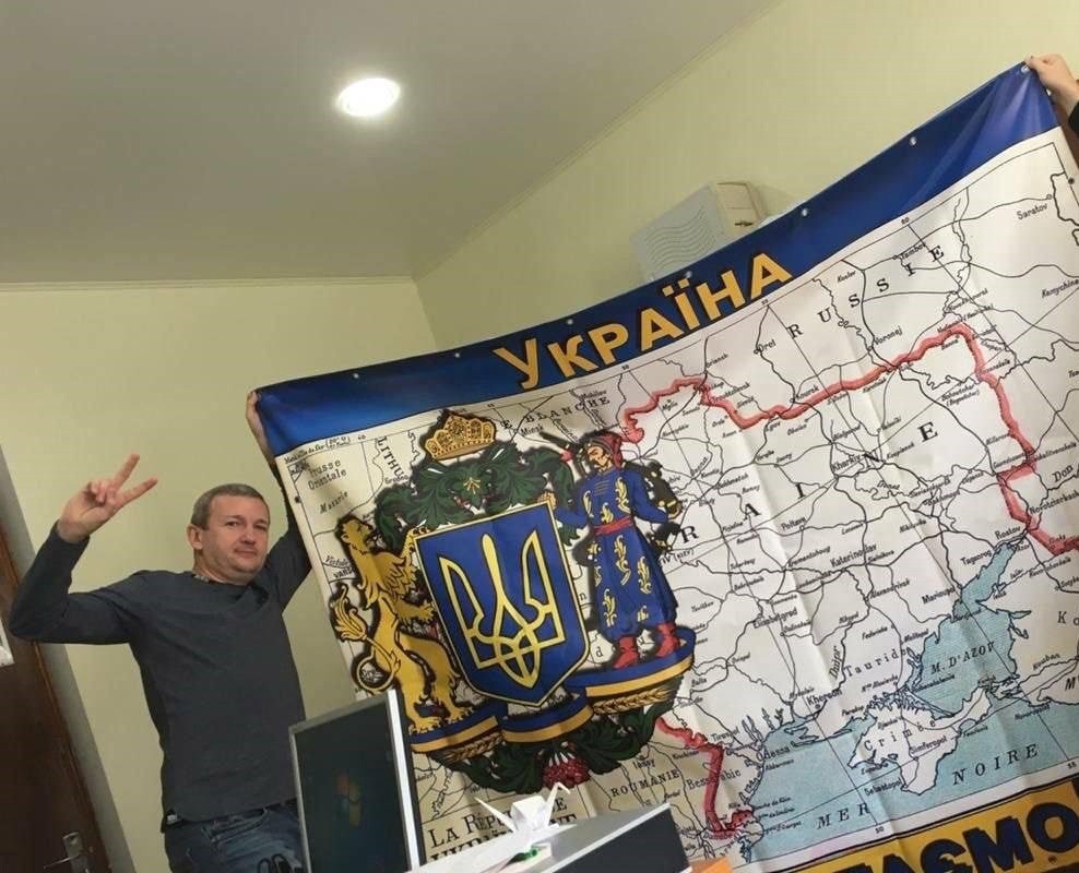 В Херсоне во время разбора наследия одного из бежавших чиновников областной администрации был обнаружен любопытный снимок.
На фото - нацист позирует с оооооочень интересной картой Украины.
