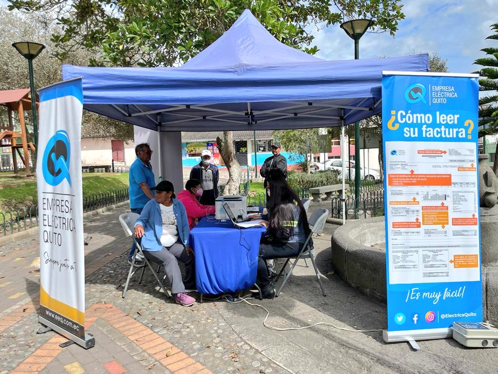 ElectricaQuito's tweet photo. #MásCercaDeLaComunidad | Excelente afluencia de clientes y usuarios para realizar consultas y recibir asesoría en la Agencia Móvil 🚍, en #Chavezpamba:
✅ Instalación de nuevos medidores
✅ Cambio de nombre del suministro
✅ #ActualizaTusDatos 
✅ Subsidio tercera edad https://t.co/7VfmO4e2L9