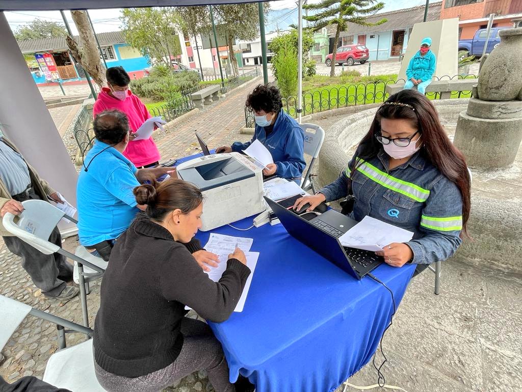 ElectricaQuito's tweet photo. #MásCercaDeLaComunidad | Excelente afluencia de clientes y usuarios para realizar consultas y recibir asesoría en la Agencia Móvil 🚍, en #Chavezpamba:
✅ Instalación de nuevos medidores
✅ Cambio de nombre del suministro
✅ #ActualizaTusDatos 
✅ Subsidio tercera edad https://t.co/7VfmO4e2L9