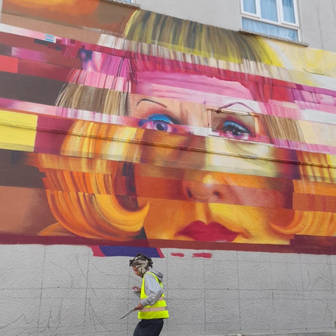 If you guessed Grayson Perry yesterday then hats off to you! Brave Arts continues his mural to the Chelmsford legend at the County Hotel Chelmsford and we think you'll agree it's looking pretty impressive 😍