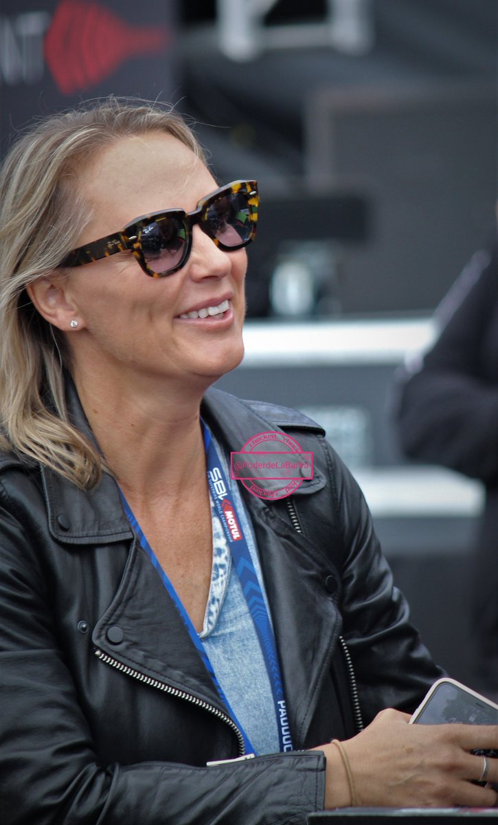 Mujeres orgullosas de sus maridos.
¡Qué caras de felicidad tienen ambas! 🥰
#SBK #WSBK #WorldSBK #EstorilWorldSBK #SSP