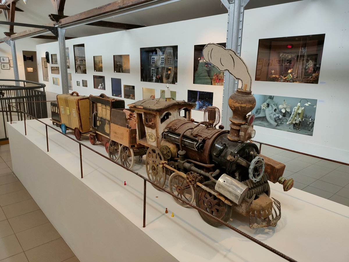 Chema_delaVega's tweet photo. En Praga hay ahora una exposición fantástica sobre animación checa, muy bien montada y con muestras de los trabajos de animadores como Jiri Trnka (la marioneta de 'Ruka'), Jan Svanknajer (muñecos de 'Alice') o Jiri Barta (unas cuantas figuras de 'Krysar')
#czechanimation https://t.co/bbfcclCFk1