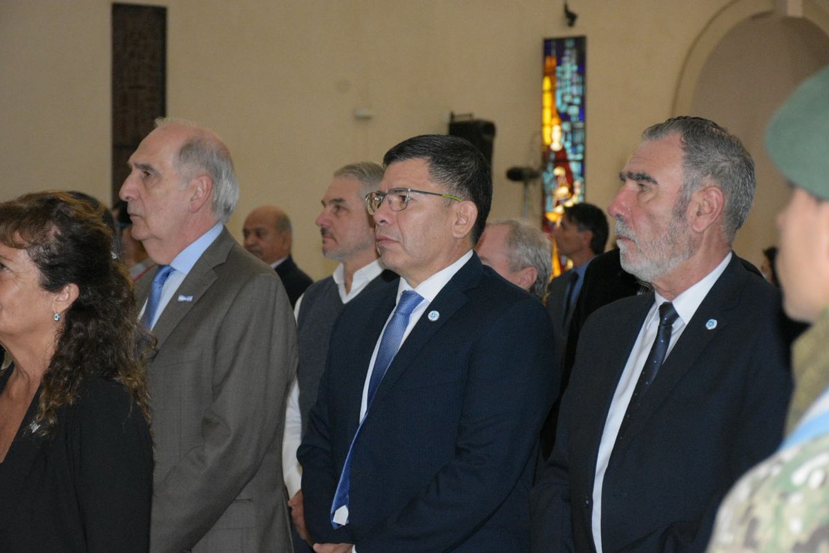gmonzonchaco's tweet photo. Comenzamos esta jornada junto al Intendente y funcionarios, de celebración de un nuevo aniversario de la Revolución de Mayo con el Izamiento del pabellón nacional en el mástil central. ♥ https://t.co/Wk2gsV54FR