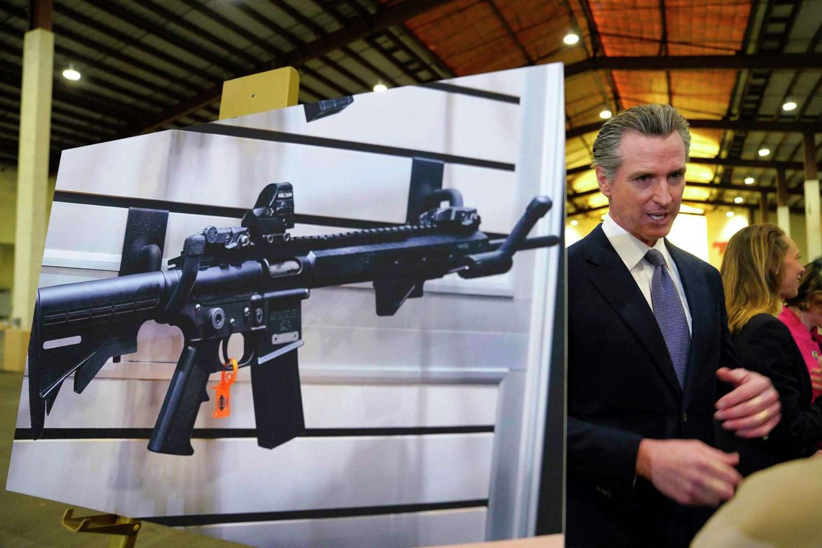 sfchronicle's tweet photo. “If that’s the precedent then we’ll let Californians sue those who put ghost guns and assault weapons on our streets,” Newsom said after the court issued its abortion decision.

The Senate approved the assault weapons bill on a 24-10 vote Tuesday: https://t.co/p63ONHtXkv https://t.co/vjNHJk2NPm
