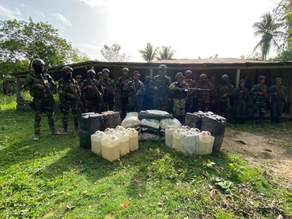 dhernandezlarez's tweet photo. Venezuela es territorio de paz, serán destruidas todas las estructuras que sirvan de soporte a cualquier grupo armado generador de violencia, terroristas, narcotraficantes y otros!. En el estado Apure, la FANB destruye depósito de acetona y pólvora del narcotráfico. https://t.co/SujtUYBHuD