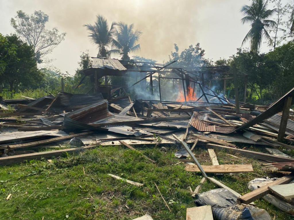 dhernandezlarez's tweet photo. Venezuela es territorio de paz, serán destruidas todas las estructuras que sirvan de soporte a cualquier grupo armado generador de violencia, terroristas, narcotraficantes y otros!. En el estado Apure, la FANB destruye depósito de acetona y pólvora del narcotráfico. https://t.co/SujtUYBHuD