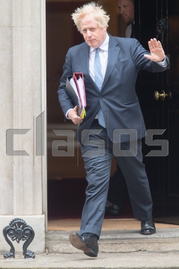 clasos's tweet photo. El primer ministro Boris Johnson, sale para PMQs Downing Street, Londres https://t.co/JS1Dx7mnvk https://t.co/F8LiKpa79i