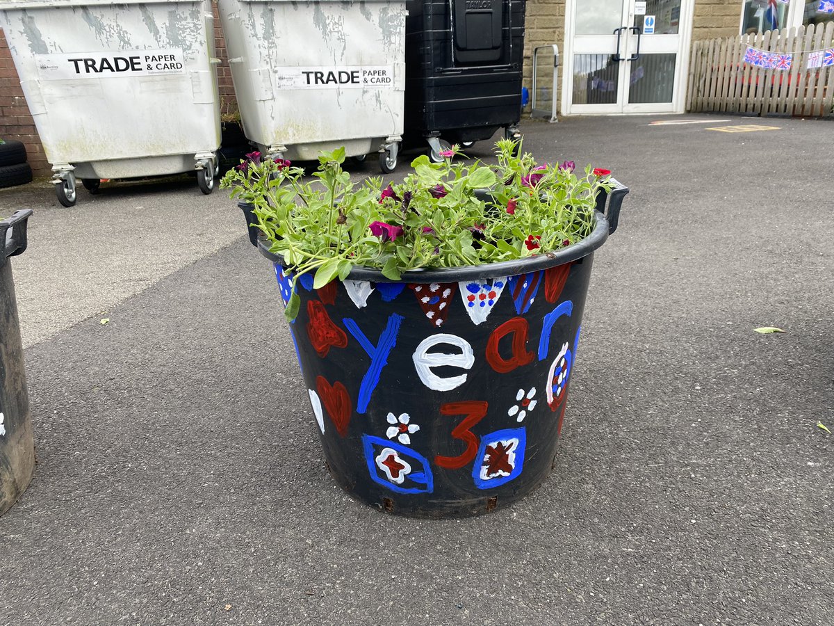 MrsOBrienStAug's tweet photo. St Augustineβs in bloom for the jubilee β€οΈπ€β€οΈπ€πΊπͺ΄π±@MrsGuest4 @staugustine_p #staugscience https://t.co/U9zZXgyymt