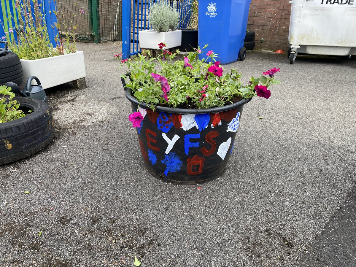 MrsOBrienStAug's tweet photo. St Augustineβs in bloom for the jubilee β€οΈπ€β€οΈπ€πΊπͺ΄π±@MrsGuest4 @staugustine_p #staugscience https://t.co/U9zZXgyymt