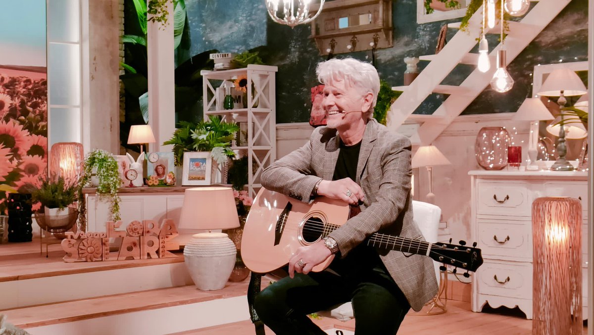 roncellamare's tweet photo. Che bella chiacchierata ieri insieme a @paola_saluzzi nel programma “L’Ora Solare” su @TV2000it!
Abbiamo parlato del mio nuovo singolo “Più di quanto ti ho amato”, dell’antologia “Non abbiam bisogno di parole” e dei miei 50 anni di vita e di carriera, https://t.co/LfFvibdxCm