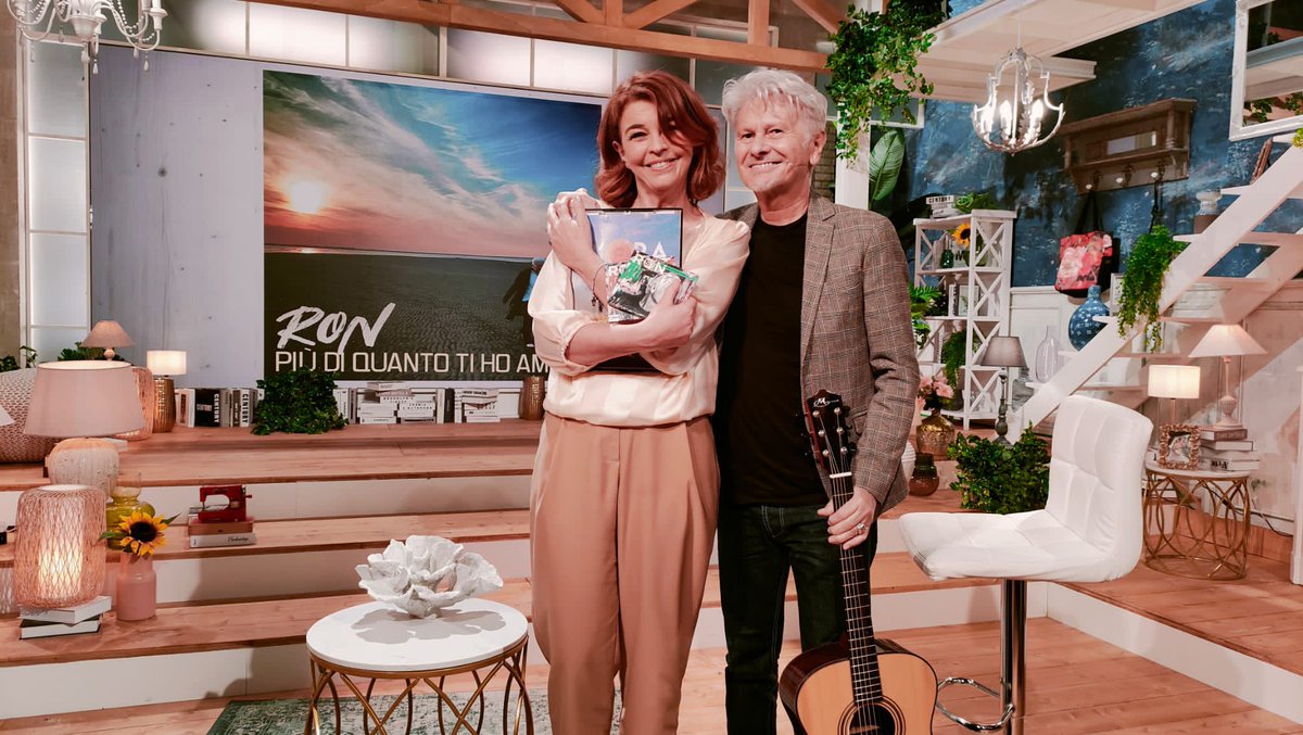 roncellamare's tweet photo. Che bella chiacchierata ieri insieme a @paola_saluzzi nel programma “L’Ora Solare” su @TV2000it!
Abbiamo parlato del mio nuovo singolo “Più di quanto ti ho amato”, dell’antologia “Non abbiam bisogno di parole” e dei miei 50 anni di vita e di carriera, https://t.co/LfFvibdxCm