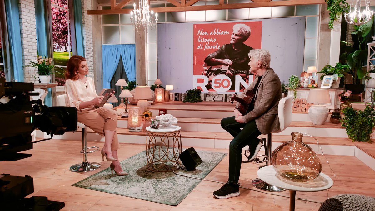 roncellamare's tweet photo. Che bella chiacchierata ieri insieme a @paola_saluzzi nel programma “L’Ora Solare” su @TV2000it!
Abbiamo parlato del mio nuovo singolo “Più di quanto ti ho amato”, dell’antologia “Non abbiam bisogno di parole” e dei miei 50 anni di vita e di carriera, https://t.co/LfFvibdxCm