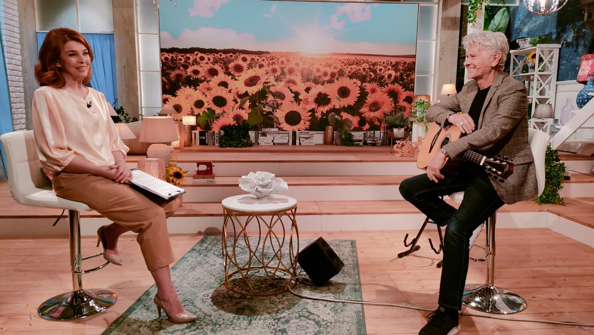 Che bella chiacchierata ieri insieme a <a href="/paola_saluzzi/">Paola Saluzzi</a> nel programma “L’Ora Solare” su <a href="/TV2000it/">Tv2000.it</a>!
Abbiamo parlato del mio nuovo singolo “Più di quanto ti ho amato”, dell’antologia “Non abbiam bisogno di parole” e dei miei 50 anni di vita e di carriera,