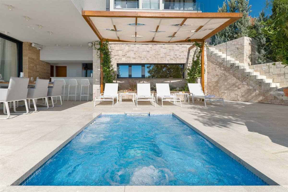 VipHolidayBook's tweet photo. 📢 Luxury Villas in Croatia:
Villa Princess of #Hvar 👑💫

🌊 sea view
🏊 heated pool
🛌 4 bedrooms
🧖 jacuzzi and sauna
🏋️ fitness room

See more 👉
https://t.co/4GBEAiXOCk

#Croatia #CroatiaFullOfLife #adriaticsea #luxury #villa #pool #Island #Summer2022 #VIPholidaybooker https://t.co/LvrnI8Zztq