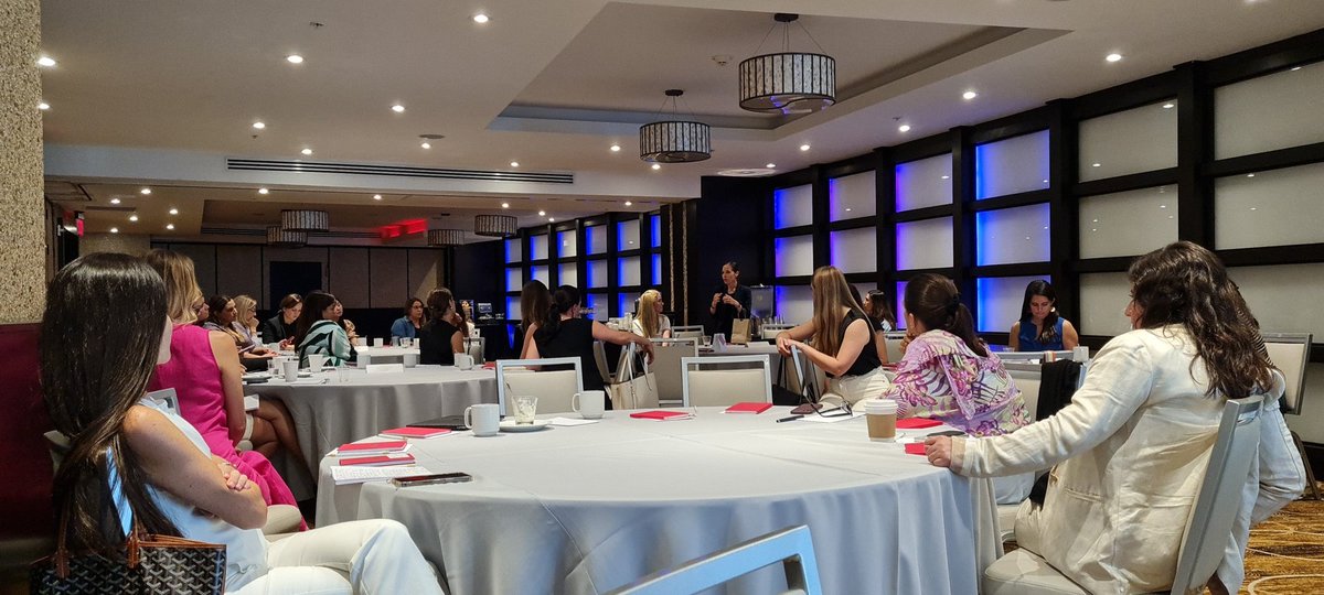 sylchebi's tweet photo. Excelente reunión de @WeInvest4 en el #vclatamsummit participa #gabybot desde Paraguay @RoblesSusanaro @marta_cruz @NataliaGonzVela @paulagiraldog https://t.co/4WEod23OyP