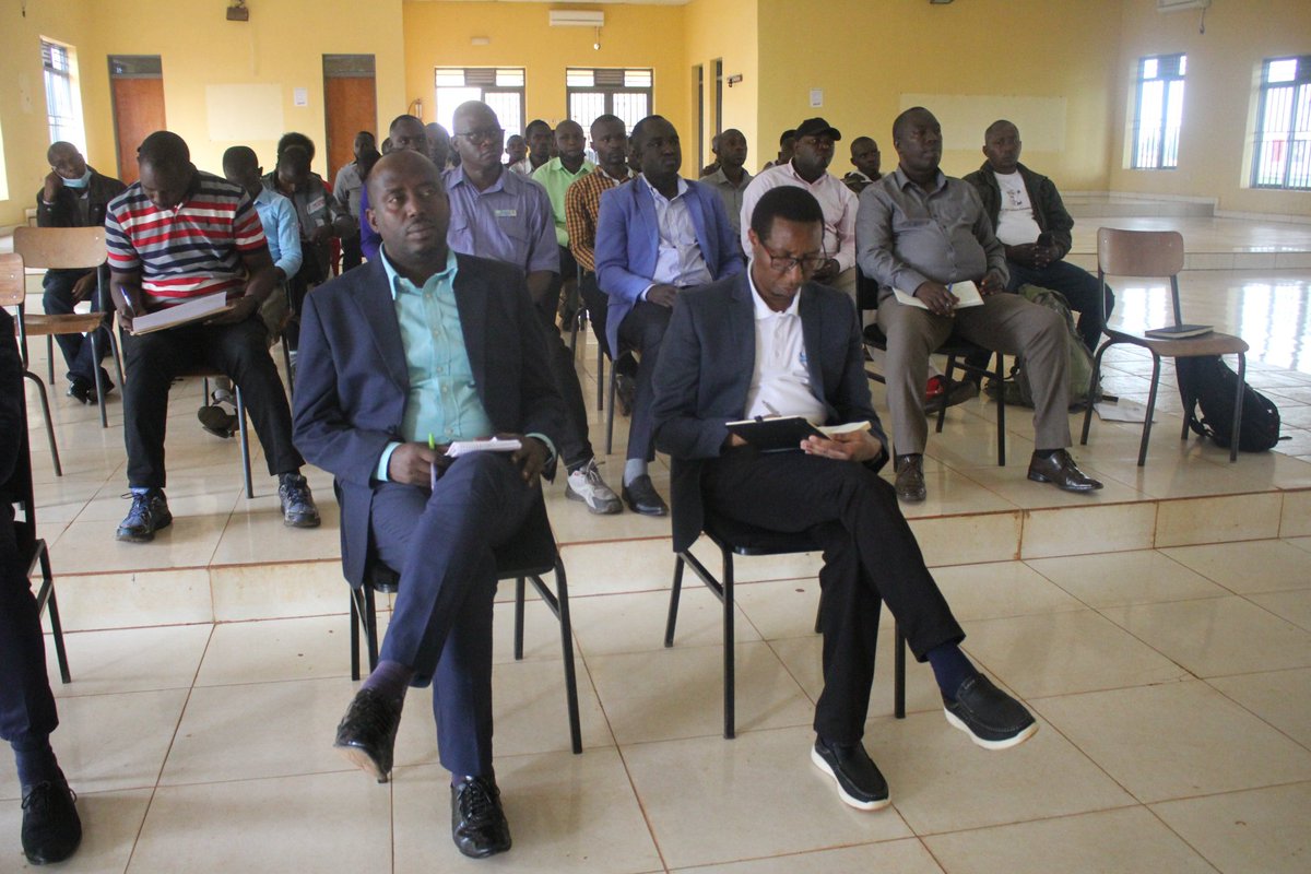 NgomaDistrict's tweet photo. #Photos:Uyu munsi Visi Meya ushinzwe iterambere ry'ubukungu @MapambanoN yitabiriye gahunda y'umushinga #SendACow aho basobanuraga ibyo bagejeje ku bagenerwabikorwa mugihe cy'umwaka uyu mushinga umaze ukorera mu karere ka Ngoma ndetse nibyo bateganya gukora mu myaka 2 iri imbere. https://t.co/TTFgeo7Wzk