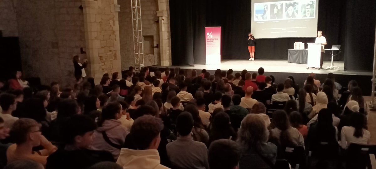 Aquest matí hem pogut explicar la nostra experiència com a cooperativa a mes de 150 estudiants de les terres gironines.
Gràcies  <a href="/ateneucoopgi/">Ateneu Terres Gironines</a>, i apren.gi per portar el món de l'economia social als IES amb aquest projecte de #cooperativesescolars

#economiasocial