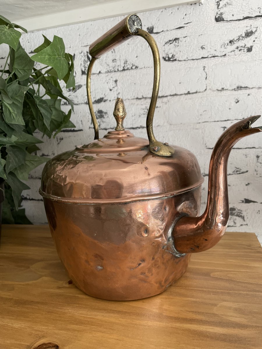de_tresors's tweet photo. Offrez-vous cette belle #bouilloire #Nouveautés #collection #Retro #vintage #decor #brocante #de_tresors #insolite #Antique #decoration #homestaging #interiordesign #cabinetdecuriosités #home #France #brocanteenligne #idéescadeaux disponible ici 😉https://t.co/bC1MBoea4w https://t.co/Fzt1zmCUvG