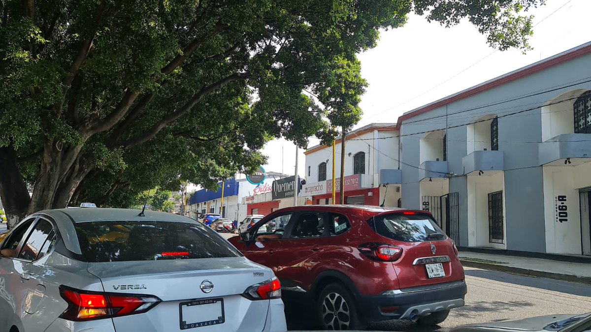 RIVAC_OAX's tweet photo. #RivacVial 
Por gente gandalla como el de la camioneta guinda suceden los accidentes #Oaxaca https://t.co/k7wEp2AtOS