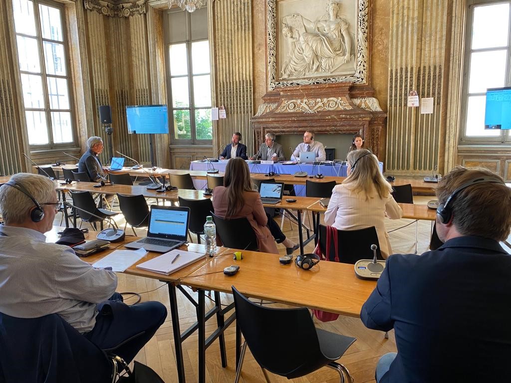 #OIVMeetings Les experts de l’OIV travaillent activement sur une harmonisation internationale des règles d’étiquetage nutritionnel et des ingrédients et sur une éventuelle introduction de l’étiquette #électronique.