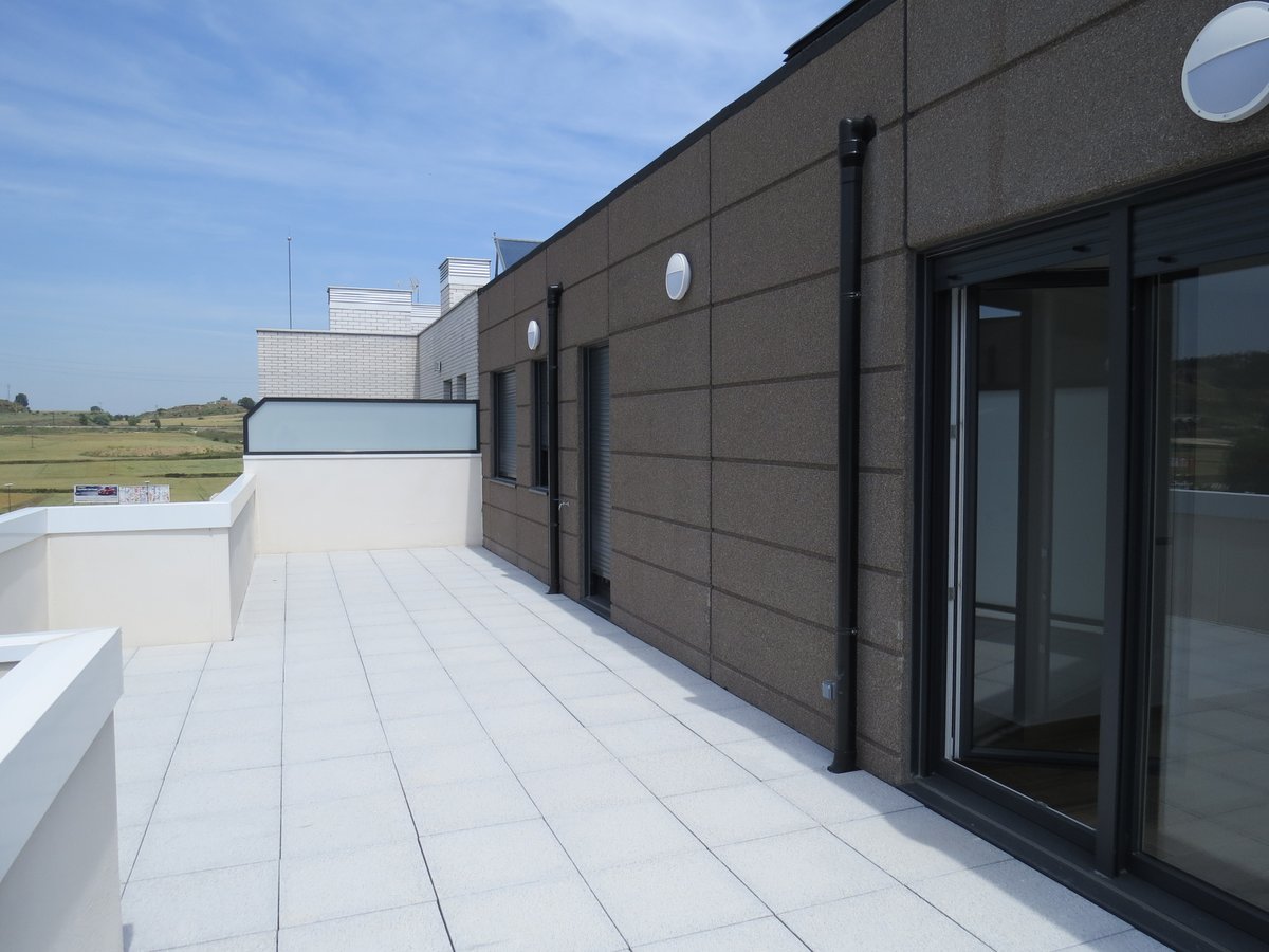 😎La terraza es un ámbito especial de la vivienda. Un espacio que comunica el mundo interior-privado de la vivienda con el mundo exterior. 
🤝Los compradores demandan cada vez más estos espacios.
🏢Infórmate en gonorsa.com ☎️947212121
#viviendas #burgos #verano2022