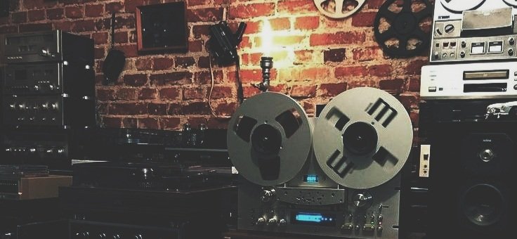 iForDepp's tweet image. 𝘁𝗵𝗶𝘀 𝗰𝗼𝘂𝗹𝗱 𝗴𝗲𝘁 𝘂𝗴𝗹𝘆 — potc au!

quem apostaria que quatro amigos bêbados em um karaoke resultariam numa das maiores bandas de todos os tempos?

apenas um louco no mundo, e esse era Barbossa

porém, ainda acha que falta algum brilho especial nesta bagunça musical!