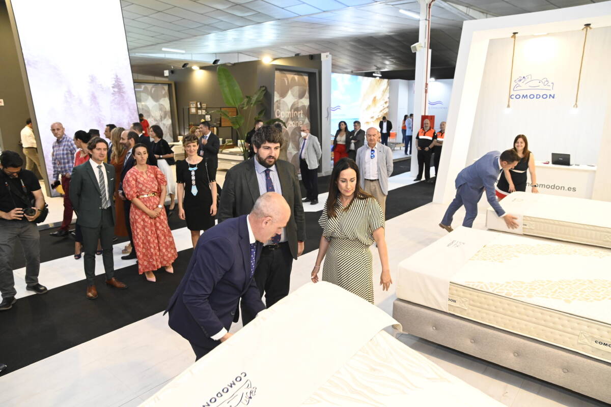 PuertodeCtg's tweet photo. Comprometidos con las empresas regionales.
Acompañamos a #Tkrom en la inauguración de sus nuevas instalaciones y asistimos a la #FeriaDelMueble #Yecla, apoyando las iniciativas empresariales que hacen más grande nuestra región. https://t.co/3cUMR0UYUY