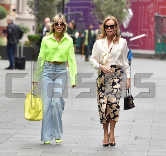 clasos's tweet photo. Ashley Roberts y Amanda Holden saliendo de los Global Studios, Heart FM en Londres https://t.co/lAPeoUs2sK https://t.co/11BhjkOTmY