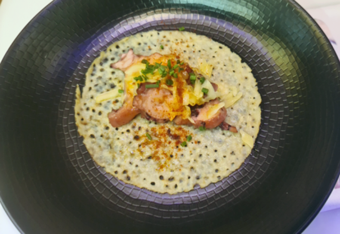 SanSimondaCosta's tweet photo. 🥞🧀🐙 SIEMPRE es un buen momento para una #Filloa de pulpo con queso #DOP @SanSimondaCosta 

Muchas gracias a Maica Couto, por la receta original presentada en el showcooking “De proximidad y con sello propio”

#Receta 👉 https://t.co/Y6QQKKE2IC https://t.co/FUrjWKuCHr