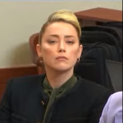 crayistaken's tweet photo. yall notice how quick she SWICHED to her original 'Johnny's testifying' face from the first day? just she couldn't get it right this time after all the laughing why is ones resting face looking so forced LMAOOOOO  #AmberHeardlsAnAbuser #JusticeForJohnnyDepp #DeppVHeardTrial https://t.co/RI5LWOWvcV