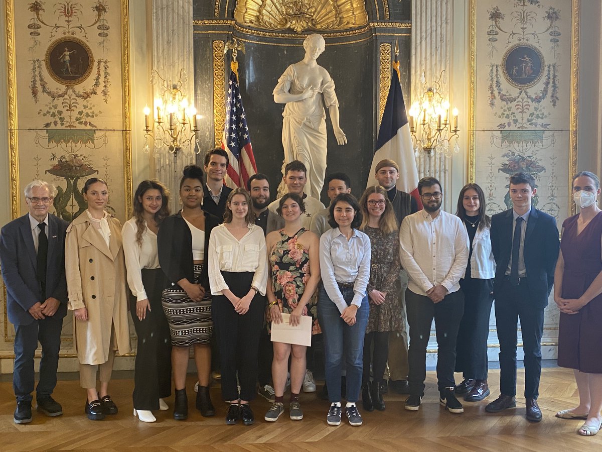 MICEFA1's tweet photo. Les lauréats 2022 des Bourses Lafayette posent devant l'allégorie de l'amitié au centre George Marshall avec Elizabeth Martin-Shukrun de @USEmbassyFrance. 
Many thanks! https://t.co/VIJlQN3aIq