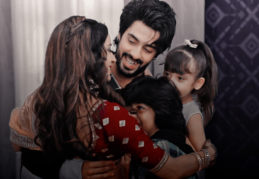 abuxsaru's tweet photo. This capπππ₯Ίπ₯Ίπ₯Ί
Prettiest,cutest fam ever. How adorable they look.
#YehHaiChahatein #BandBajaRuSha #Abrr https://t.co/4UyLPhpQIk