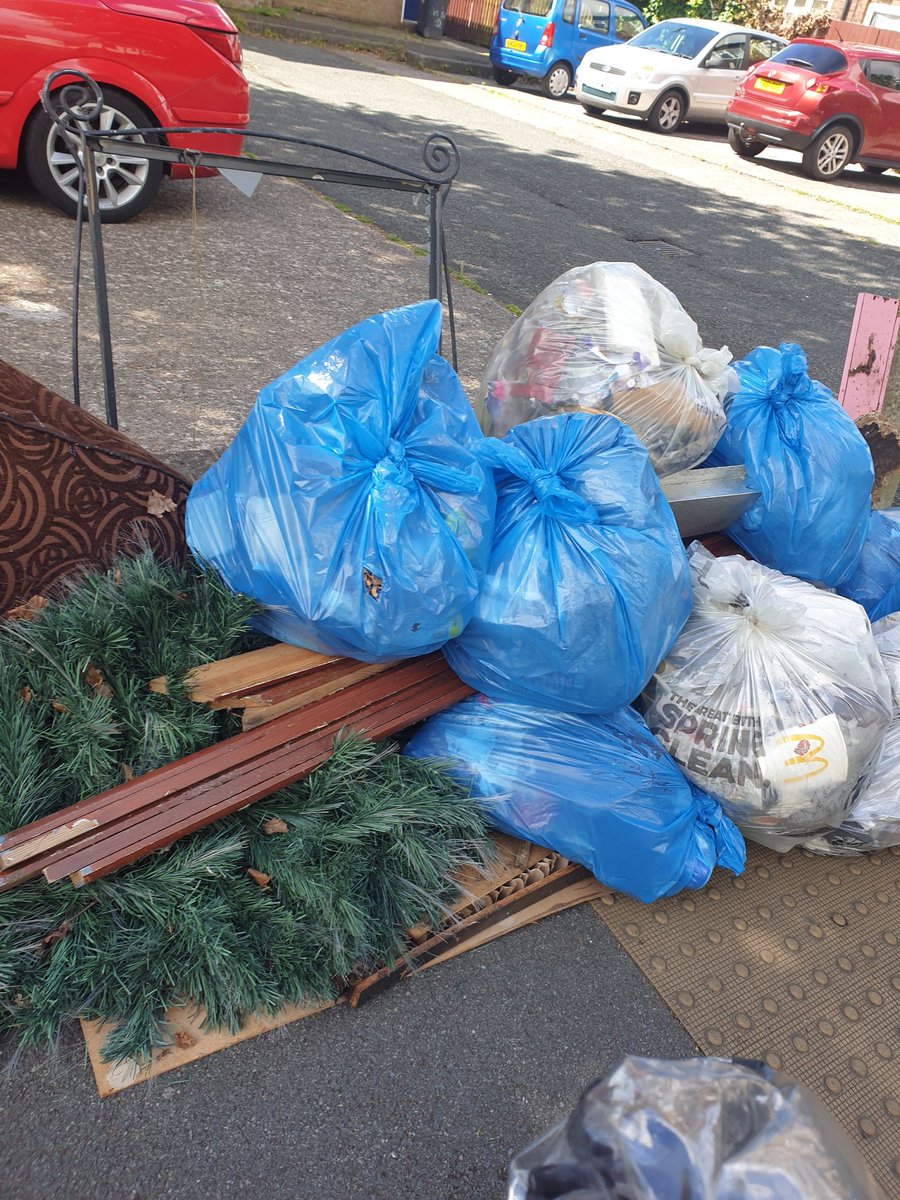 ZowieTinker's tweet photo. @WarringtonBC well done to the volunteer litter pickers, but when is this getting picked up. It's been the since yesterday 24 may. In between to schools on Quebec Road children are having to walk on the road https://t.co/WAlWVoaeSp
