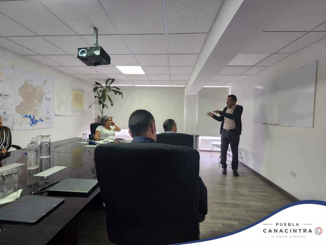 canacintrap's tweet photo. Esta mañana Canacintra Puebla se reunió con la Secretaria de Medio Ambiente @myriamarabian, para tratar el tema de reciclado en la industria y establecer sinergia. ♻️ https://t.co/k9b1D1j6E2