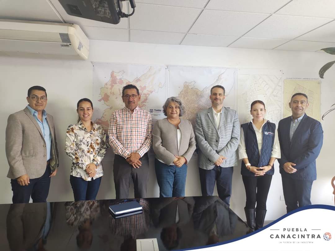 canacintrap's tweet photo. Esta mañana Canacintra Puebla se reunió con la Secretaria de Medio Ambiente @myriamarabian, para tratar el tema de reciclado en la industria y establecer sinergia. ♻️ https://t.co/k9b1D1j6E2