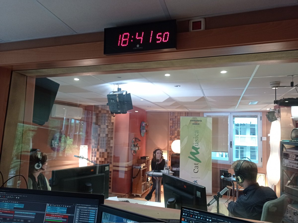 assaig_general's tweet photo. 🔴#ENDIRECTE Ara entrevistem Cecília Méndez i el Pare Efrem de Montellà sobre el concert de l'@EscolaniaMont i la @SimfonicaCugat a benefici de @FundacioNenDeu https://t.co/T80NHP022p