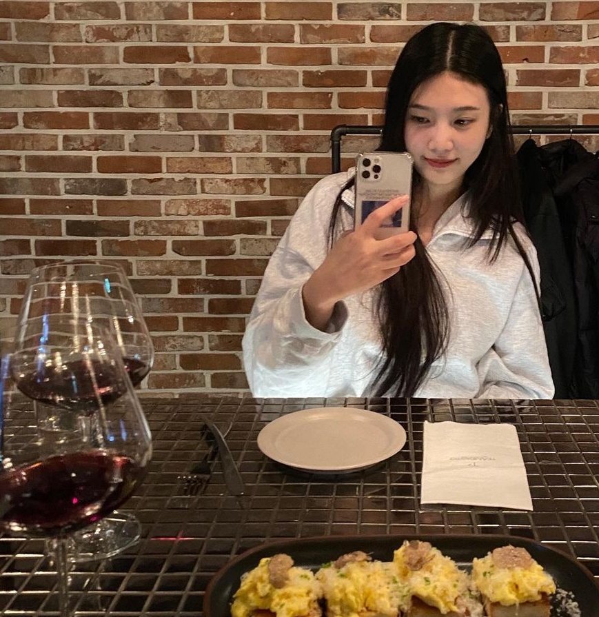strawvivien's tweet photo. 𝑓unny how I feel for you if #𝐋oveisa𝐆ame 𖧧｡°🍞♡ no se preocupen, yo le seguiré hablando su 𝑡itle 𝑡rack aunque quiera negar mi amor profundo por un bop así. we love quality &amp; the #REVELITYDB has a lot, así que no estarán jugando una #𝐑𝐑w𝐑evelity, ¡el disfrute es seguro! https://t.co/utuDufaa4e