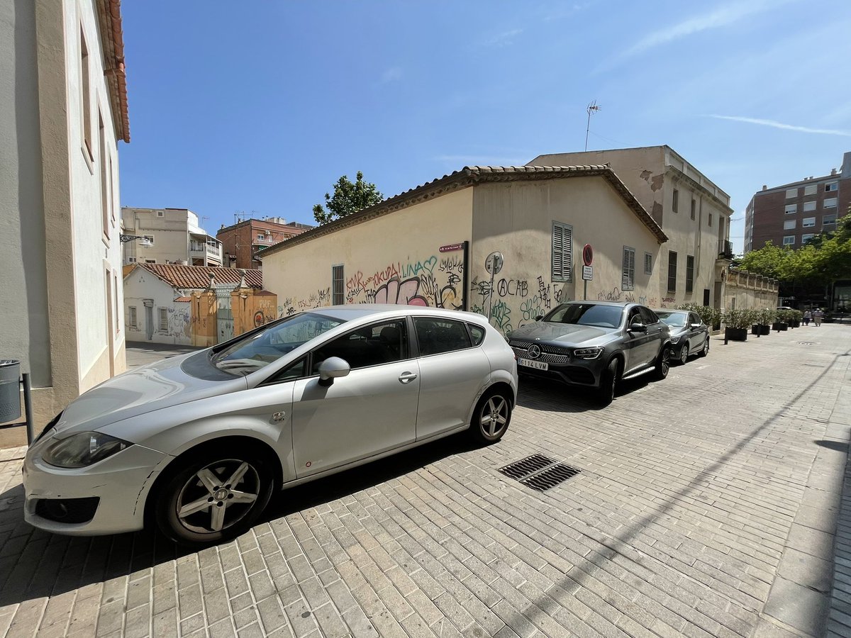 immobilitat's tweet photo. El problema de trànsit a Dalt la Vila és tan greu que sovint els vianants ens trobem els carrers i sortides de les nostres cases bloquejats. Fins quan? @annalaracarmona @guijarroruben https://t.co/WZrPffRhS0