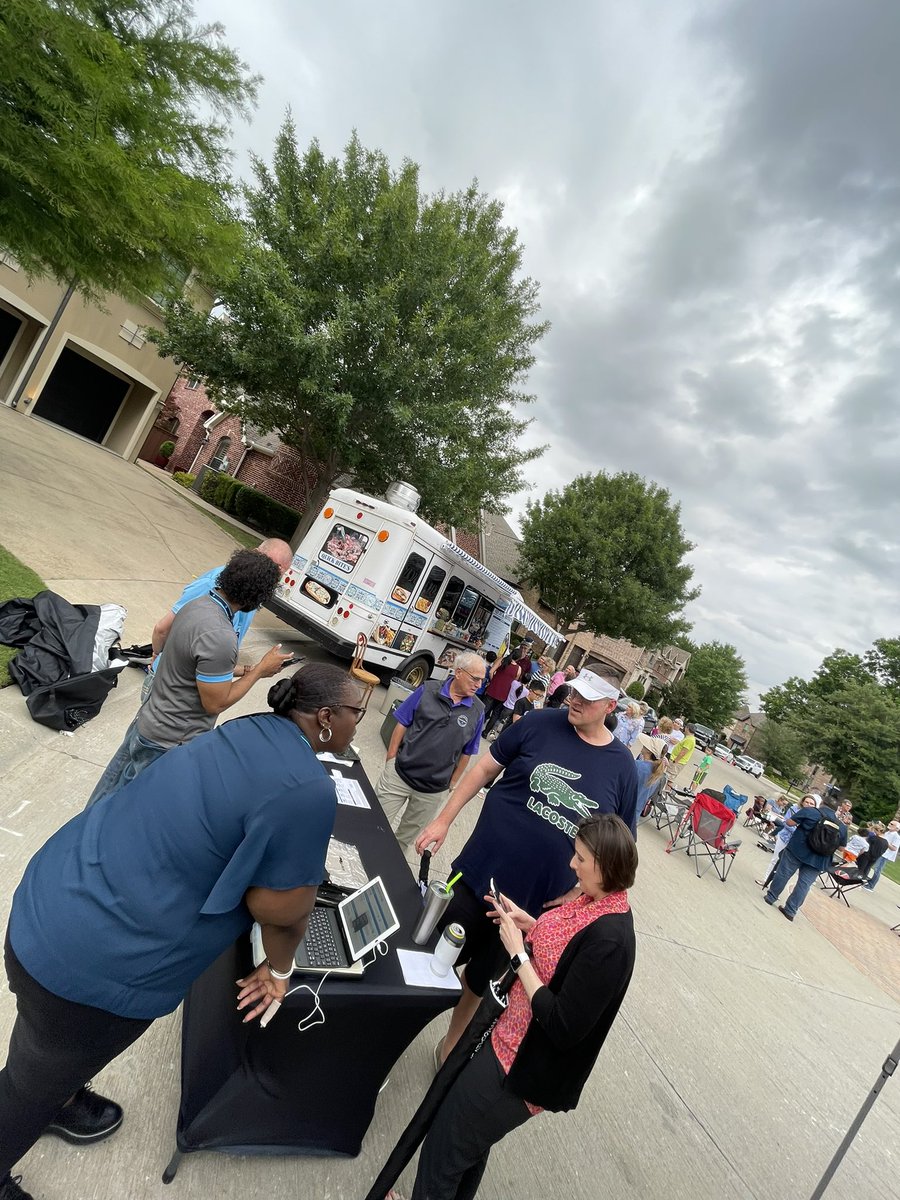 yvetteNTX's tweet photo. What a wonderful event. Thank you @EricJohnson907 and your team for your partnership in assisting our community with not only Fiber, but our wireless as well! #WinAsOne  @NTXStephen @Amanda_K_Romero @SSanjuaneloS  #FoodFiber&amp;fun 😋  @NtxFiberteam @NTX_Market https://t.co/OMK5EVZwmI