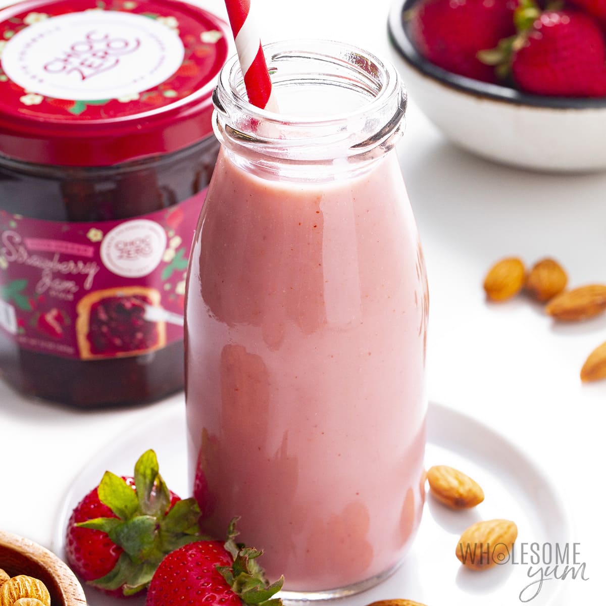 Sweet, spreadable <a href="/CHOCZERO/">ChocZero</a> jam makes this #healthy strawberry almond milk burst with fruity flavor! 🍓 Full recipe 👉 wholesomeyum.com/strawberry-alm…