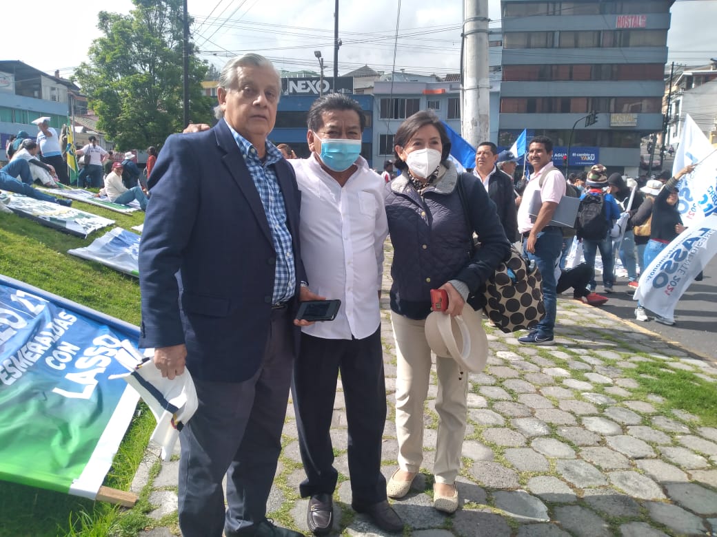 FPE_CREO_Playas's tweet photo. Silvino Mite Orrala nuestro Director Cantonal CREO 21 Playas junto a Fabricio Burgos Director Nacional del Frente de Profesionales y Emprendedores de Creo.
#GuillermoLasso #Quito #PlayasPresente 

🇪🇨🤝🏻🇪🇨 https://t.co/2IWsRpvRsI