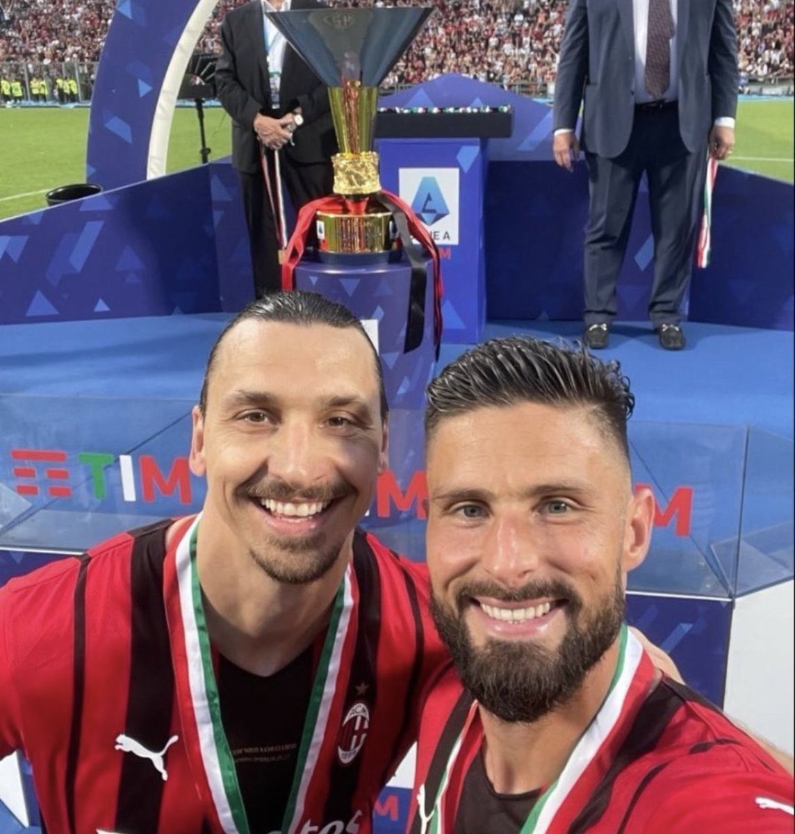 CFC_Dubois's tweet photo. 854 goals, 46 trophies and 2 Puskas awards in one photograph. https://t.co/yt3mnHGsnN