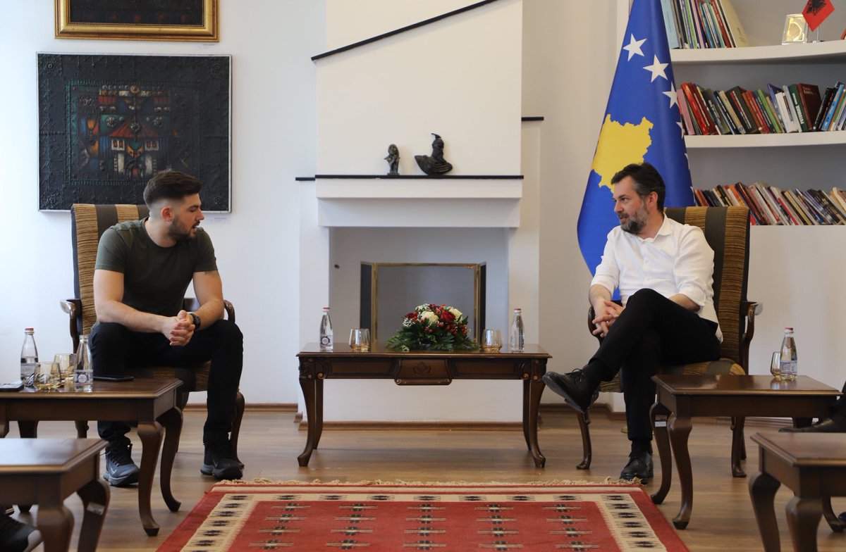 HCeku's tweet photo. Me djemtë e @_badnewseagles sot diskutuam për potencialin e Esports në 🇽🇰, rezultatin historik që arritën e emocionet që na dhuruan në PGL Major Antwerp 2022. I përgëzova për këtë arritje e përfaqësimin që na bënë si shtet, u zotuam të punojmë bashkë që këto suksese të vazhdojnë. https://t.co/3L4vbTsVwh