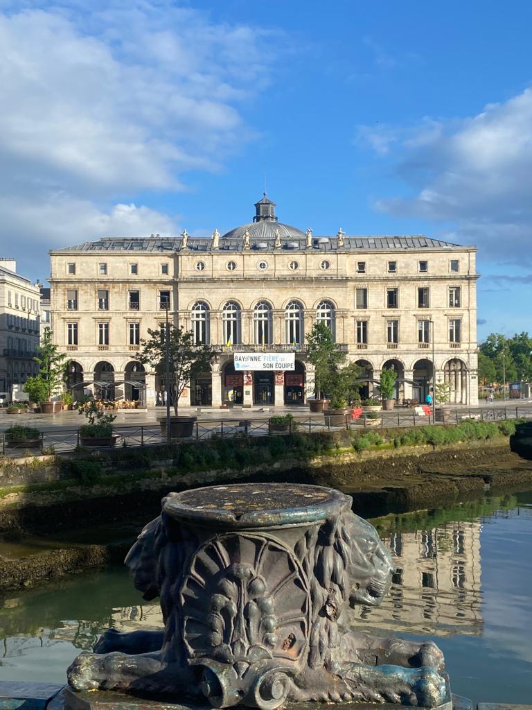VilleDeBayonne's tweet photo. #BayonneMaVille au soutien de l'@avironrugbypro pour la demi de @rugbyprod2 💙

Vous aussi, habillez vos balcons et fenêtres aux couleurs de notre équipe ! 🔵⚪ AUPA BAIONA ! https://t.co/3iVRe3VjfL