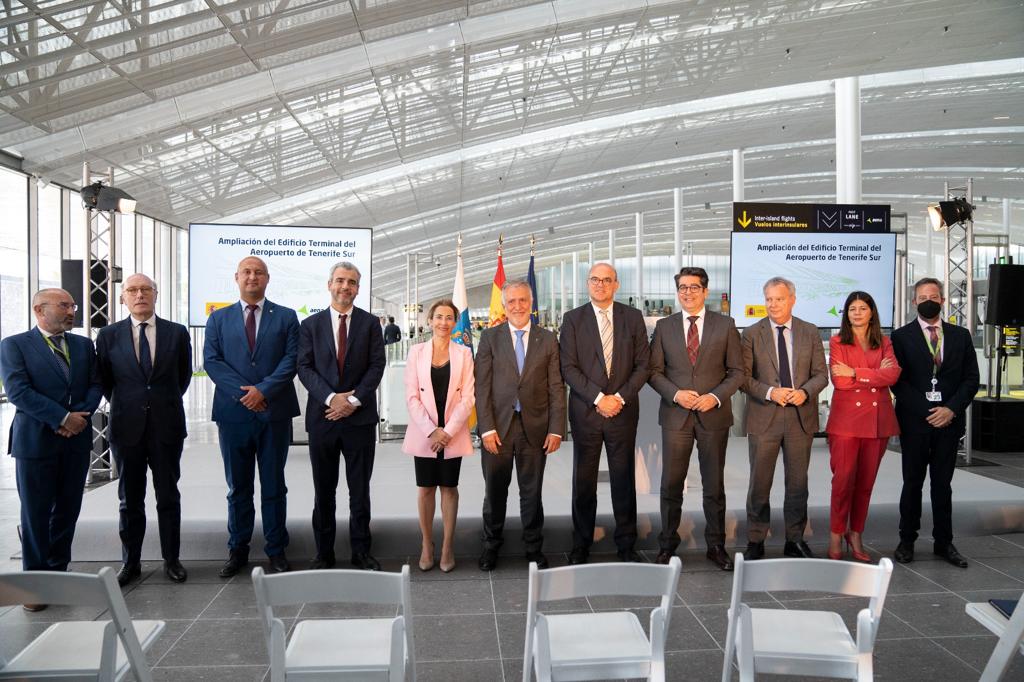 transportesgob's tweet photo. La ministra @raquelsjimenez ha asistido a la inauguración de la ampliación de la terminal del aeropuerto #Tenerife Sur.

🗣️Ha anunciado una inversión de más de 300 Mill€ para su remodelación integral.🛬

Toda la #INFO 👉https://t.co/ntDrQrYe9D https://t.co/0zsLfglfi5